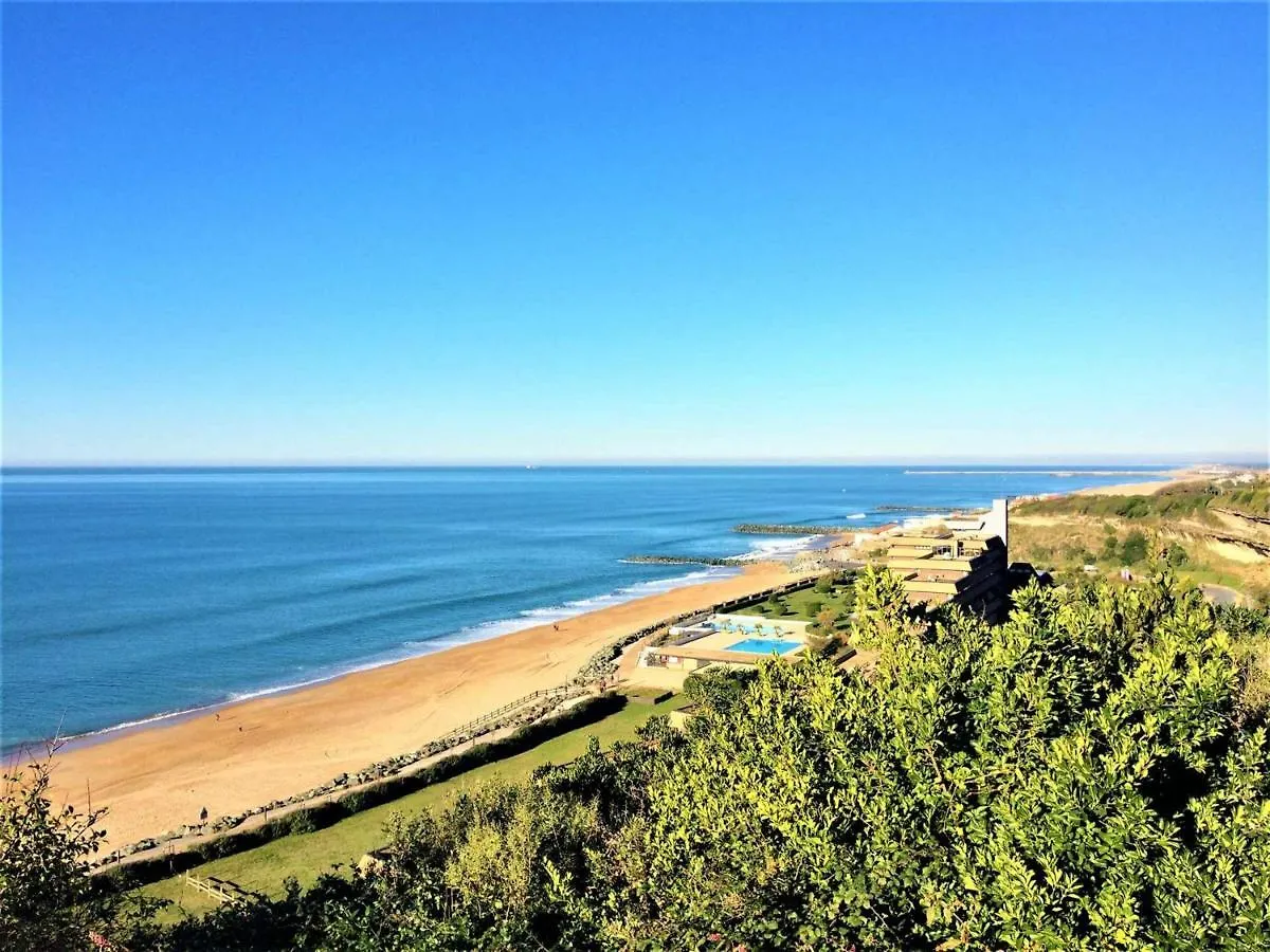 Studio Moderne Avec Terrasse, Wi-Fi, Parking Et Acces Facile Aux Plages A Anglet - Fr-1-3-520 Apartment